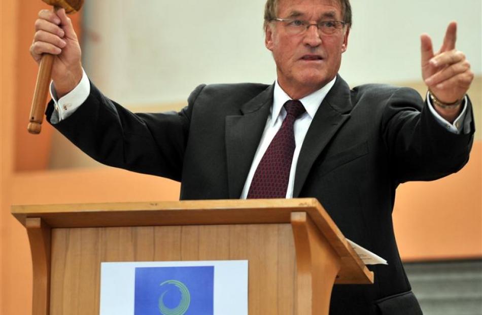 Dunedin auctioneer Warwick Grimmer calls for bids.