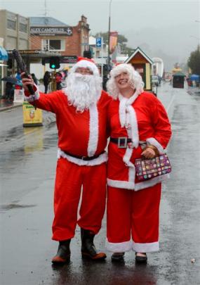 Mr and Mrs Santa Claus (Ian Carruthers and Rachal Fegan) make an appearance.