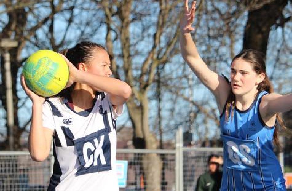 Goal keeper Hanaatea Hikiwai looks to clear the ball down court. Photo: BR Photos