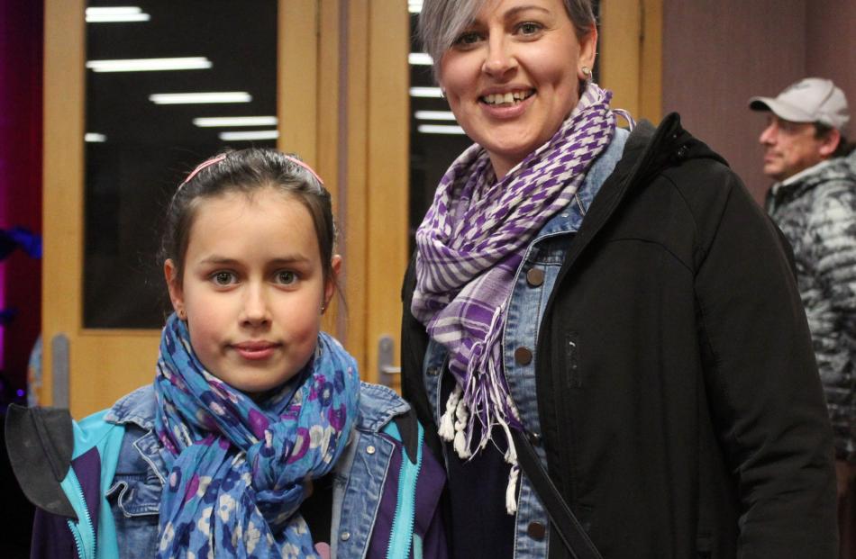 Anna Murdoch
with her
daughter, Mia, 9.
