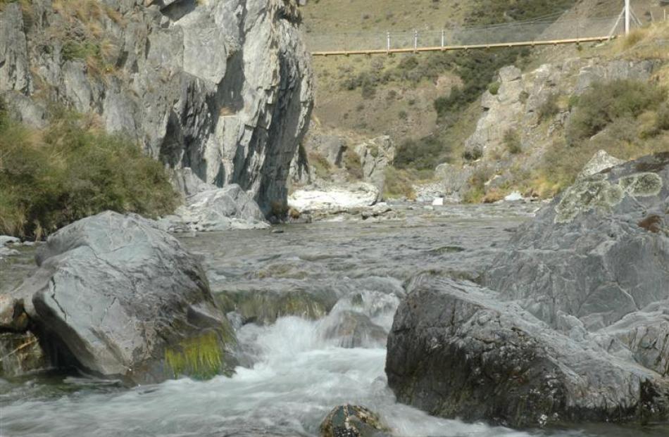 Boundary Creek, a few kilometres west of Tailings Hut, offers a picturesque picnic spot.