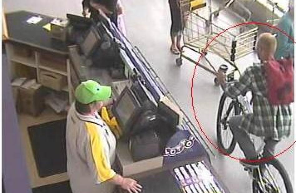The suspect (circled) described as a Caucasian man with ginger hair.