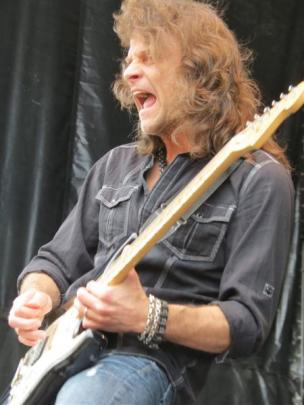 Starship guitarist John Roth rocks out.