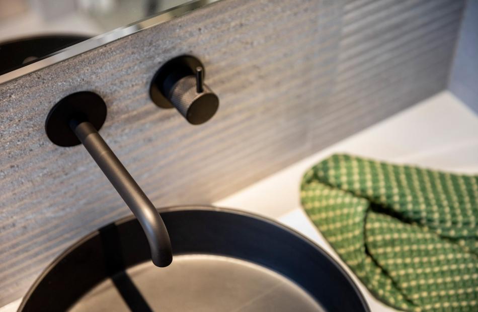 Rippled tiles add subtle texture to the en suite.