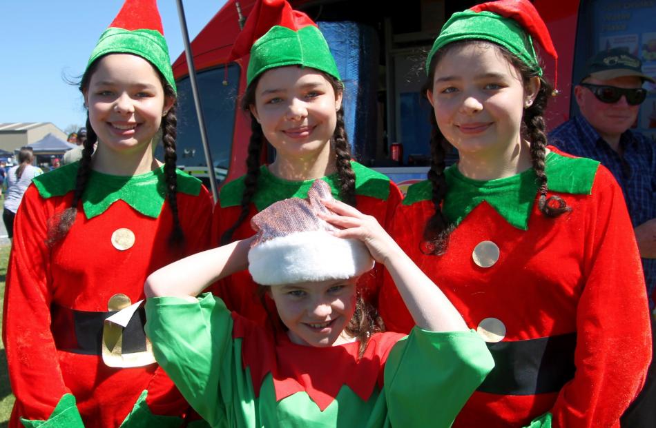 Hardworking Balclutha Christmas Elves Haylee, Olivia and Charlotte Kelly, all 14, with Grace...