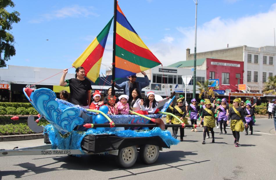 The Gore Filipino community float took top honours, their boat-shaped float winning the Holly...