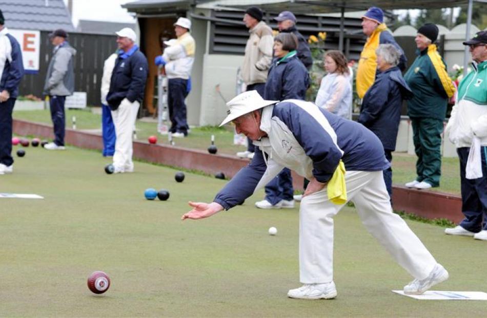 Outram's Rob Scouler in action at the Outram Bowls 2000 tournament, at the Fairfield Bowling Club...