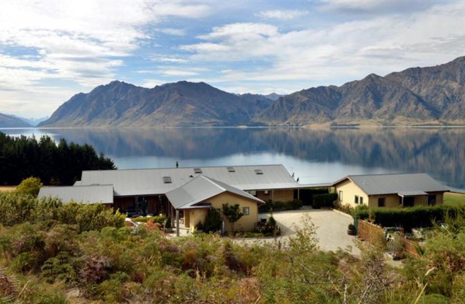 Glen Dene Station homestay overlooking Lake Hawea.