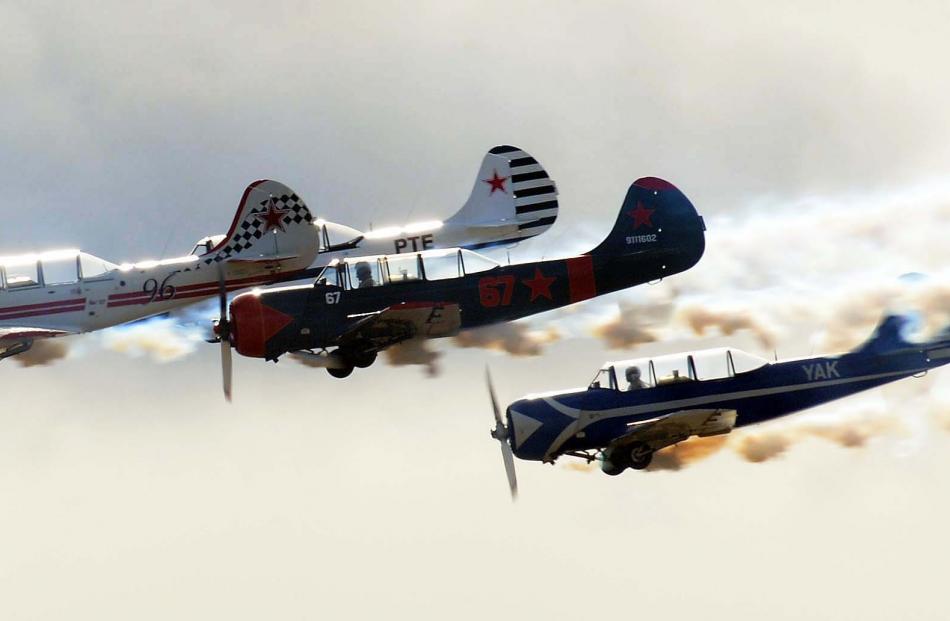 WW2 Yak 3 aircraft dive in tight formation.