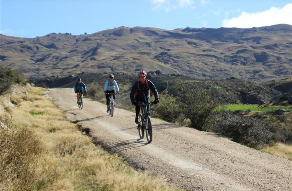 Ken Thompson (front) takes part in the Middlemarch mountain bike ride.