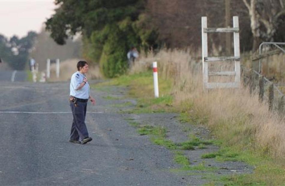 Otago Corrections Facility staff look along State Highway 1 at Milburn.