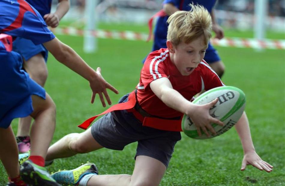 Clayton Cochrane (11) scores a try for Rosebank Primary School.