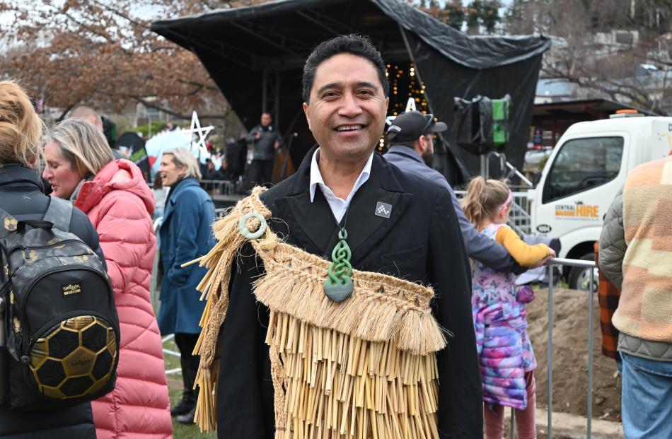 ​​​​​​​Matua Darren Rewi tells the stories of Matariki on stage.
