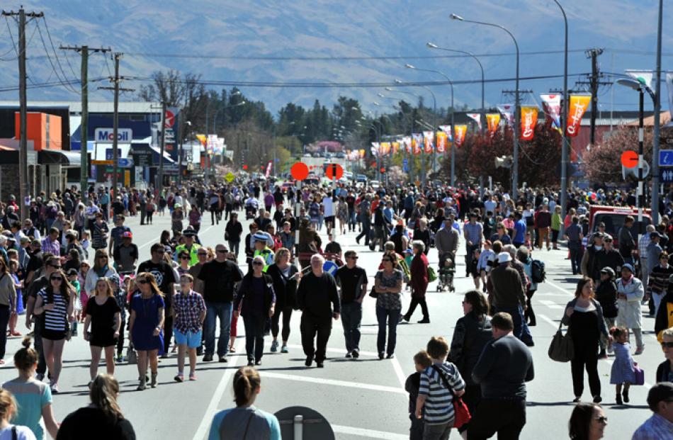 The crowd in Centennial Ave.