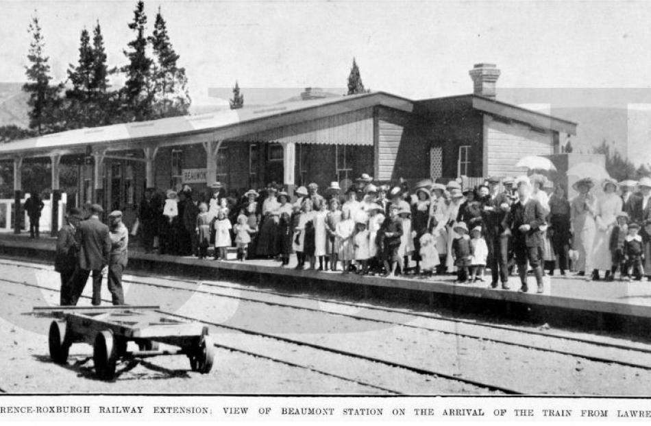 Otago Witness, 1915.View of Beaumont station on the arrival of the train from Lawrence.