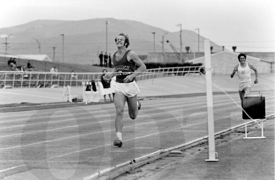Published 25/01/1971. Richard Tayler (Ariki) surges towards the tape to shatter the Otago record...