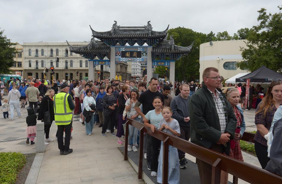 Hundreds of people eager to enter Lan Yuan queue up on Saturday evening.