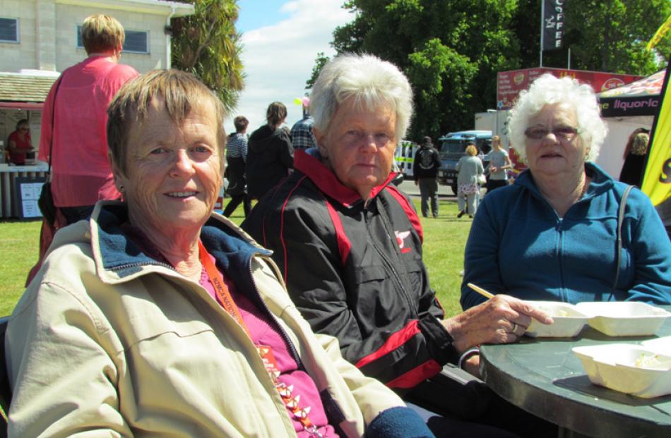 Chris Bradshaw of Rangiora, with Jeanette Bainton and Lorraine Krom, both of Christchurch.