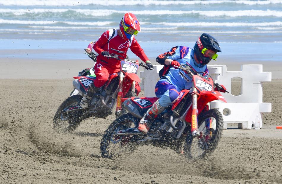 Jack Symon leads fellow Invercargill rider Ryan Hams around the corner in the one-mile race.