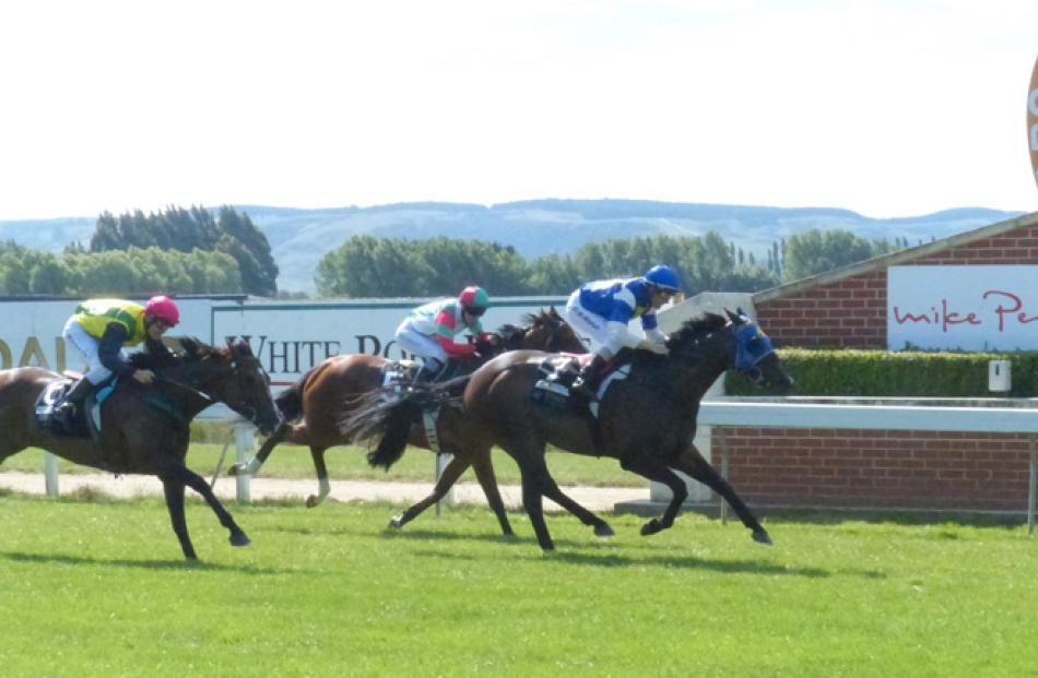 Toma Valea (David Walsh) beats Valiant (inner, obscured) and The Diamond One.