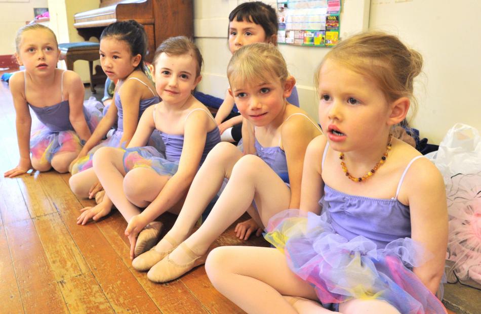 (from left) Lexi Bonner (6), Selina Zeng (6), Brooklyn Jackson (5), Tara Mullin (6), Violet...