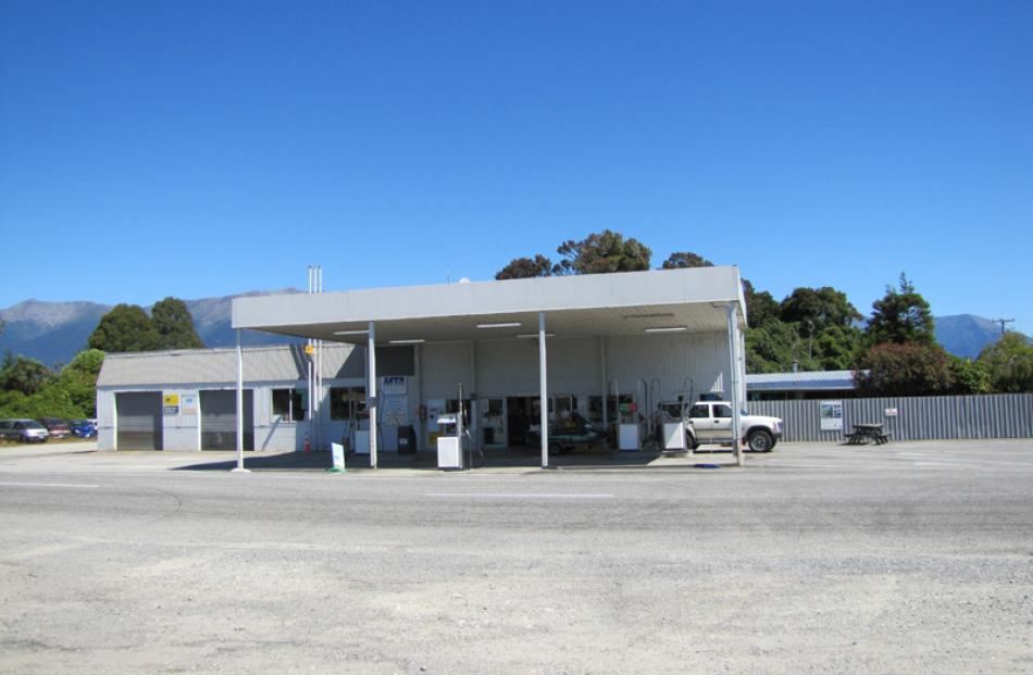 Johnston Motors Haast, operated by Eamonnd and Heleen Johnston.