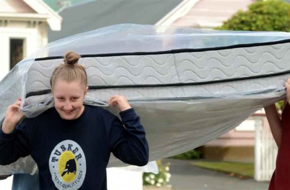 Student Molly Flanagan (19) moves into her Castle St flat on Sunday with help from fellow student...