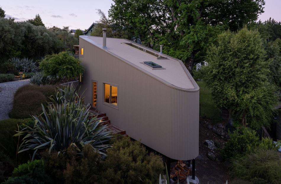 Kākā Pod is a small cabin on a difficult site in Wānaka, designed by Rafe Maclean Architects....