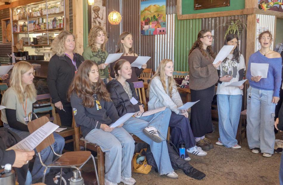A choir workshop is held at Amigo Bar. 