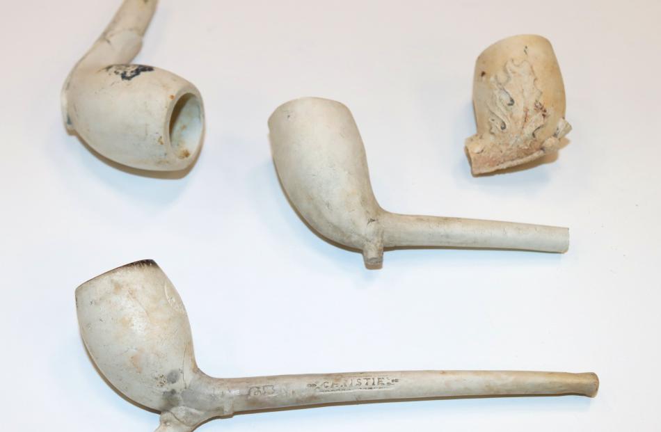 Simple ‘‘cutty’’ pipes made of clay were popular with miners.
