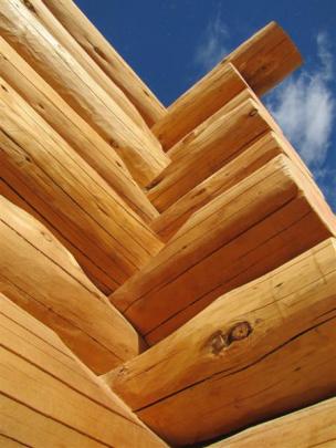 Joint details on the log house being built at Maori Pt, Tarras.