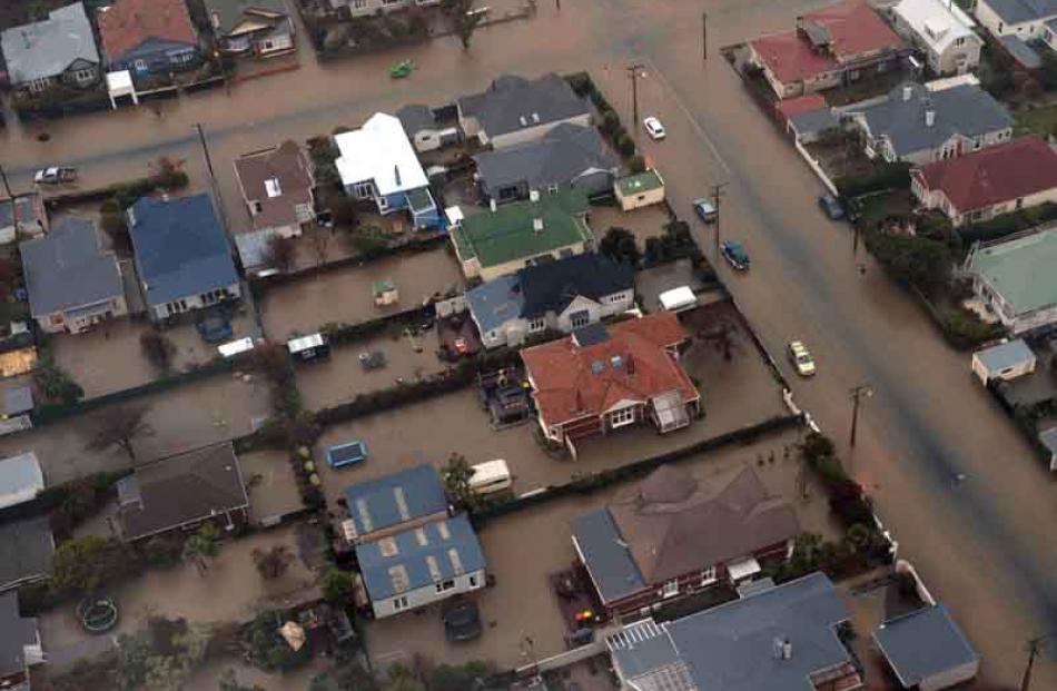 Hargest Cres (running top left to right) meets Albert St (right).