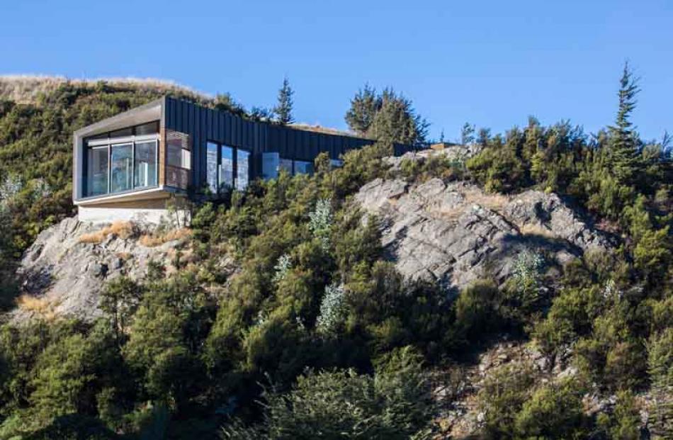 ''Natural belonging.'' Closeburn house (cantilevered), Queenstown. By Warren and Mahoney.