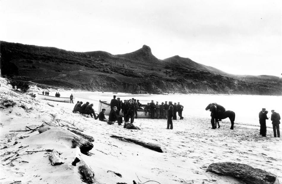 Rescuers, crew members and lifeboats from the Ventnor on Omapere Beach, Hokianga Harbour, in 1902...