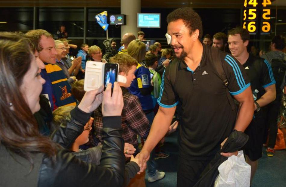 Co-captains Nasi Manu and Ben Smith are greeted by fans at the airport. Photos by Gerard O'Brien.