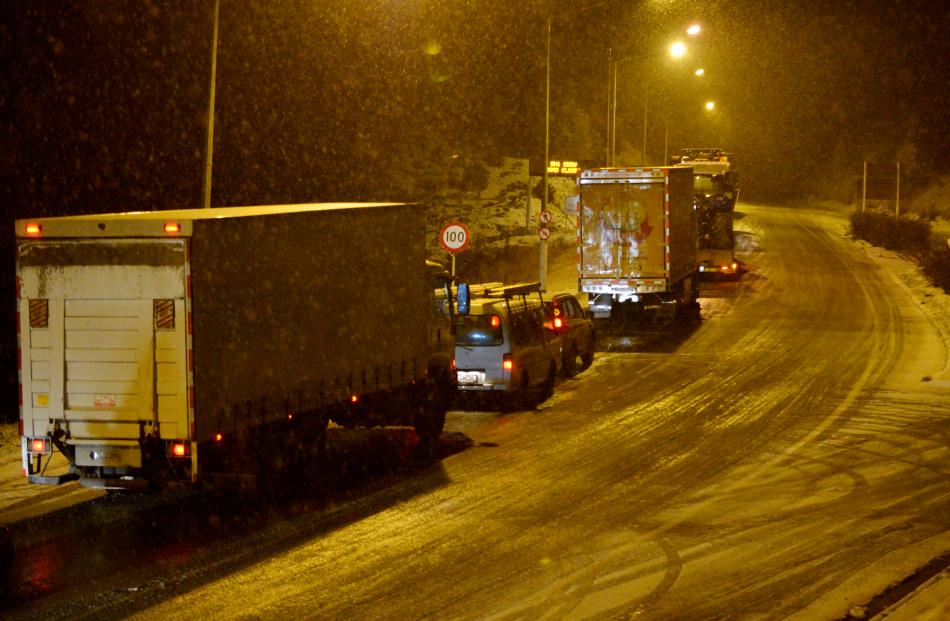 Traffic waits for the Northern Motorway on SH1 to reopen. Photo by Gerard O'Brien