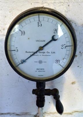 The pressure gauge.