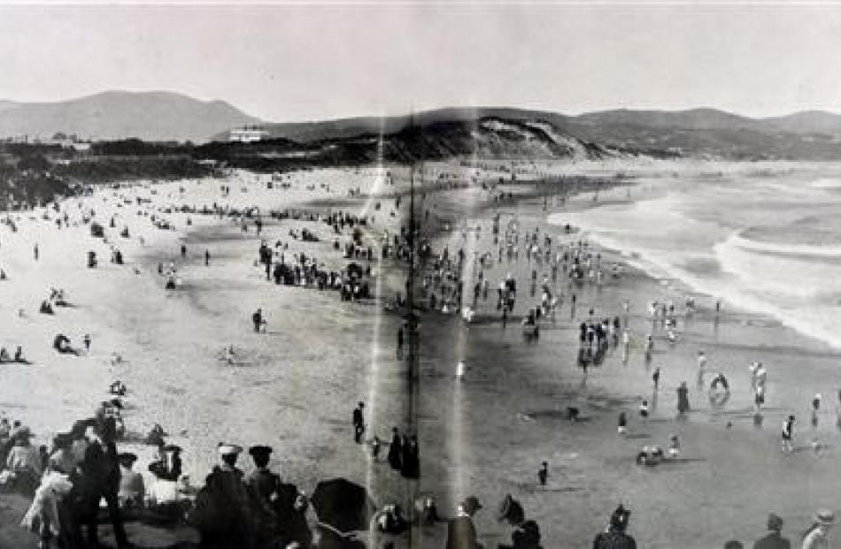 Sandy St Clair in 1907 after the first set of groynes was installed. Photo by Otago Witness.