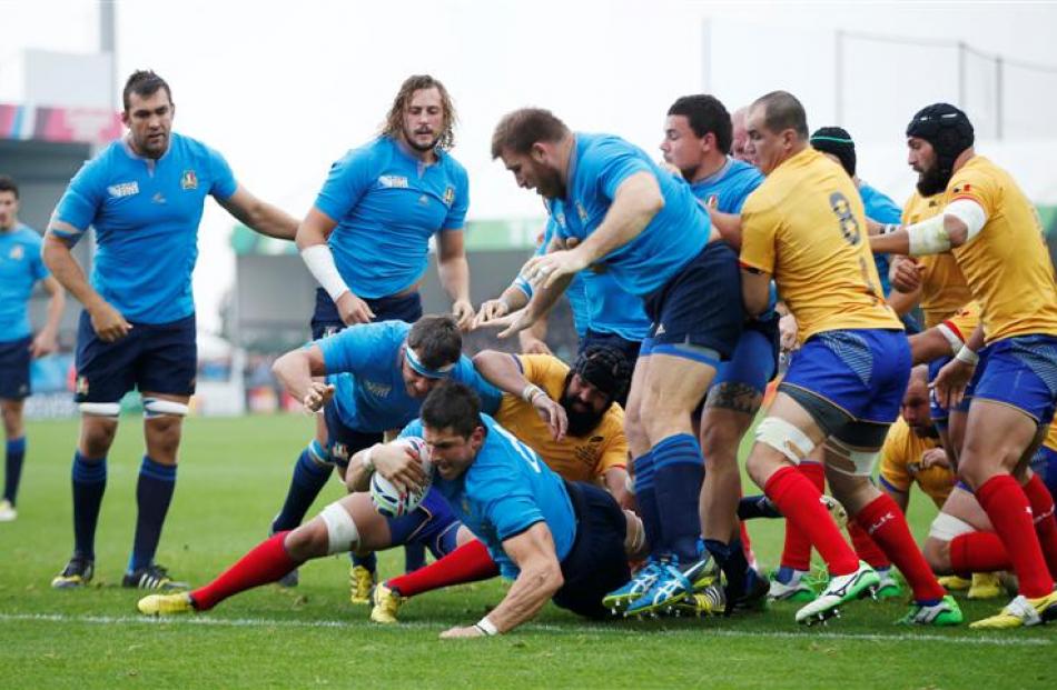 Alessandro Zanni scores a try for Italy in their 32-22 win over Romania. Photo: Reuters