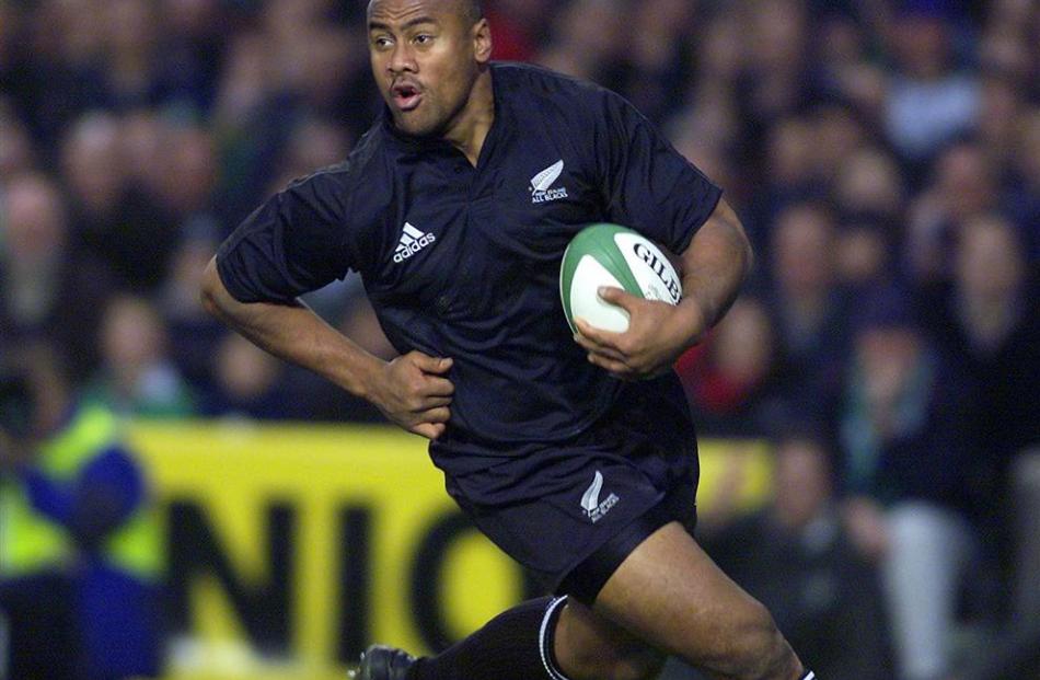 Lomu strolls over the line to score against Ireland in 2001. Photo: Reuters