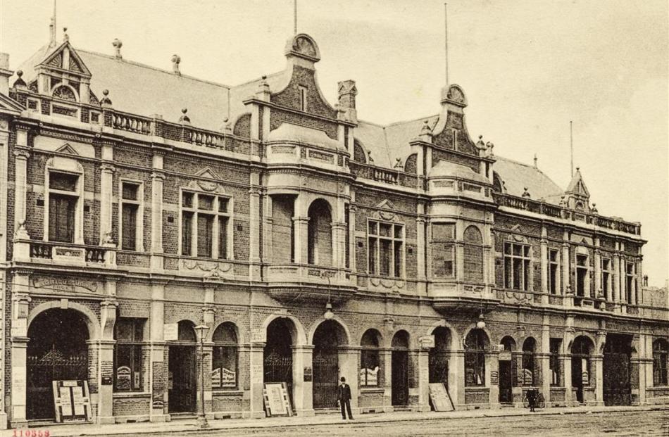 His Majesty’s Theatre, Crawford St, about 1904.  About the left two-thirds of the building, minus...