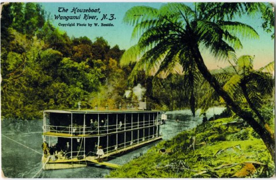 Alexander Hatrick’s floating hotel on  the Wanganui River in 1904.