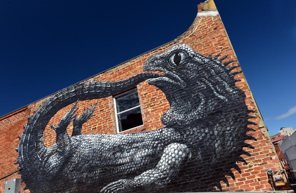 Artist: ROA (Belgium). Where: Diesoline Espresso. Photos: GERARD O'BRIEN. Click on photo to enlarge.