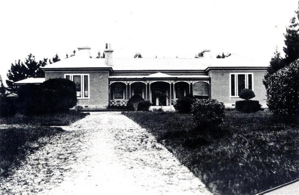 The first Tuapeka Hospital, around 1900. Photo by Tuapeka Goldfields Museum.