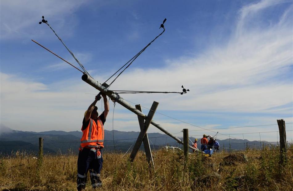 Erecting a 30m wind-testing tower on Porteous Hill in 2013.