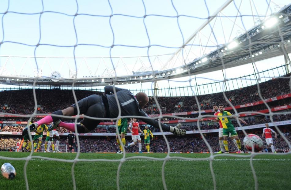 Arsenal's Danny Welbeck scores in his team's match against Norwich City. Photo by Reuters