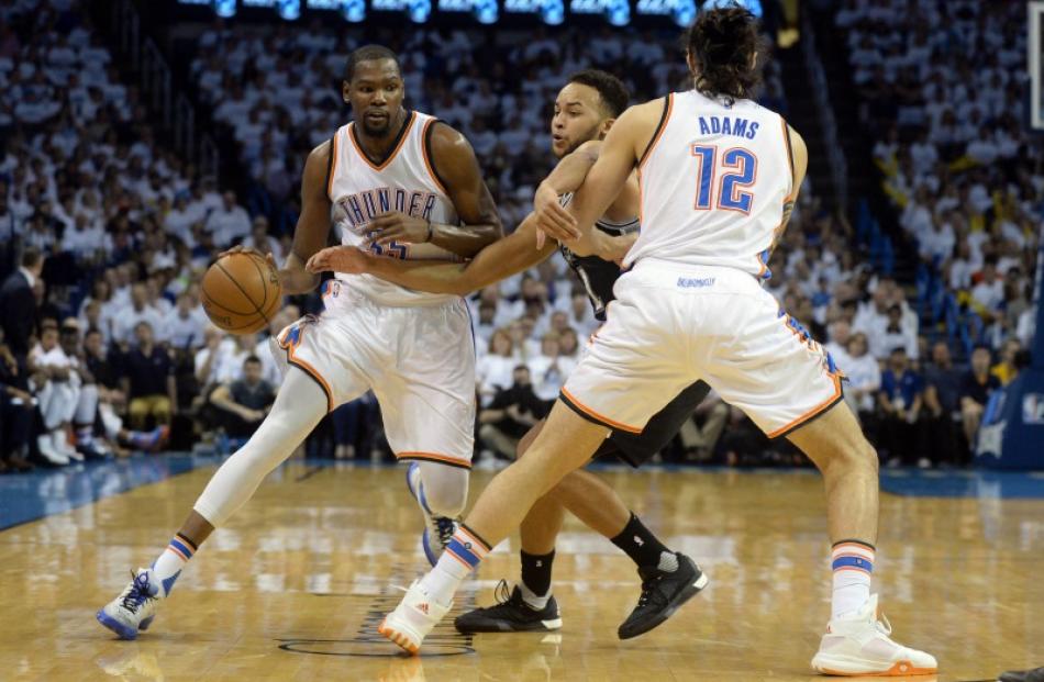 Kevin Durant dribbles off a Steven Adams screen for the Oklahoma City Thunder. Photo: Reuters