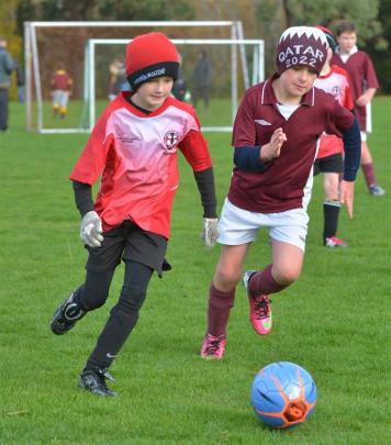 Max Holgate (9, left), of Harbourside Kickers, breaks down field, pursued by Jordan Spiers (10),...