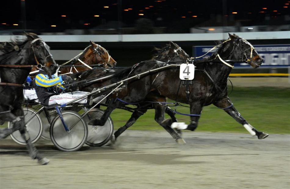 Eli Lowe paces clear to win a maiden mobile pace at Forbury Park last night.