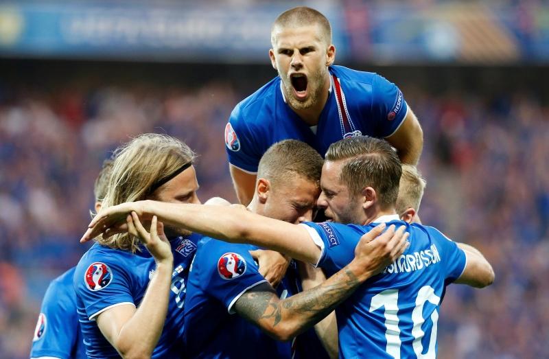Iceland players celebrate after beating England 2-1 in their Round of 16 match. Photo: Reuters